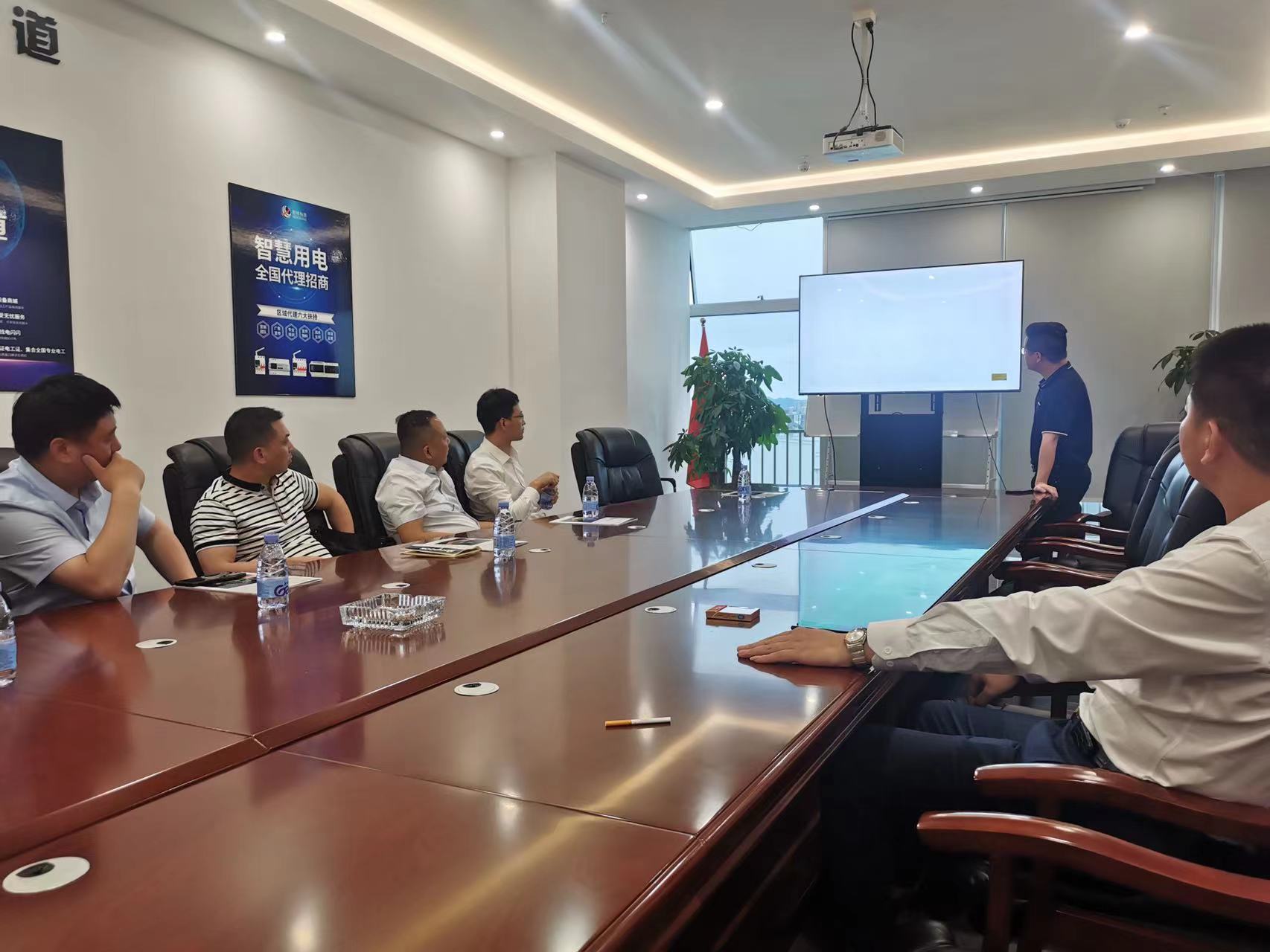 大冶市委常委领导莅临DJTY.COM大江体育(中国大陆)科技公司科技参观指导