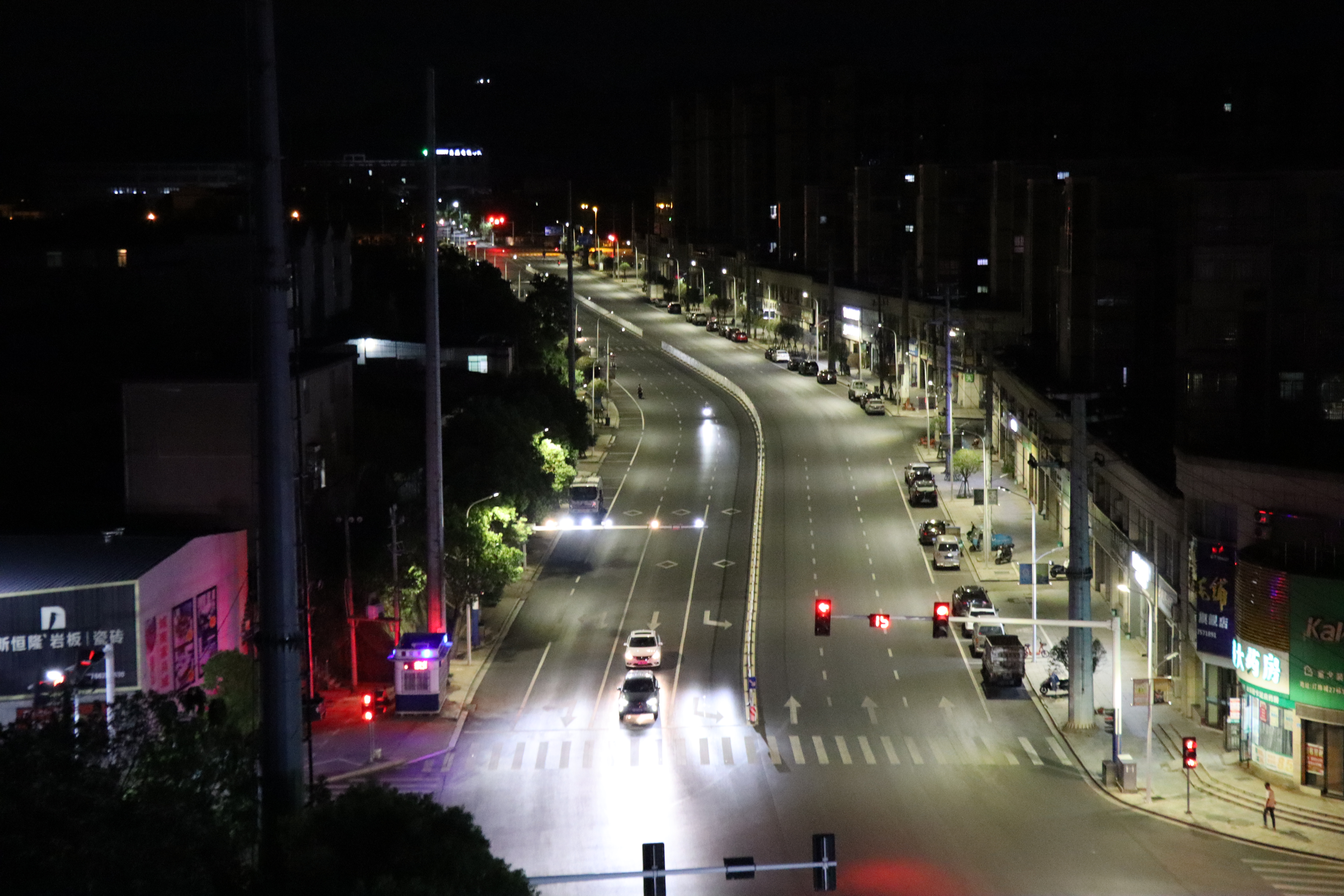明珠大道路灯改造完美验收，DJTY.COM大江体育(中国大陆)科技公司电保安全节能路灯让每一度电都更有价值！