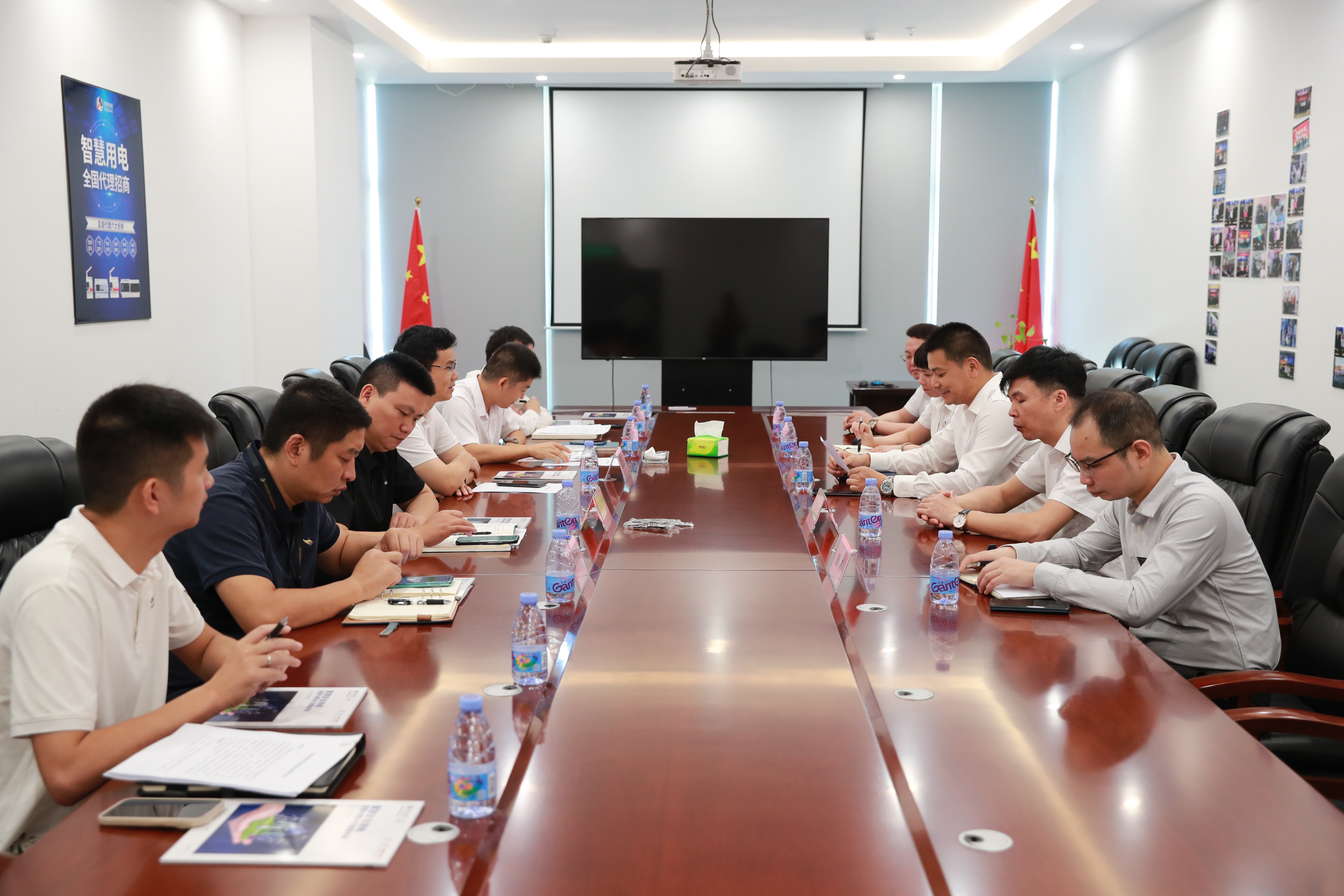 深圳市光明区凤凰街道党工委领导走访DJTY.COM大江体育(中国大陆)科技公司科技